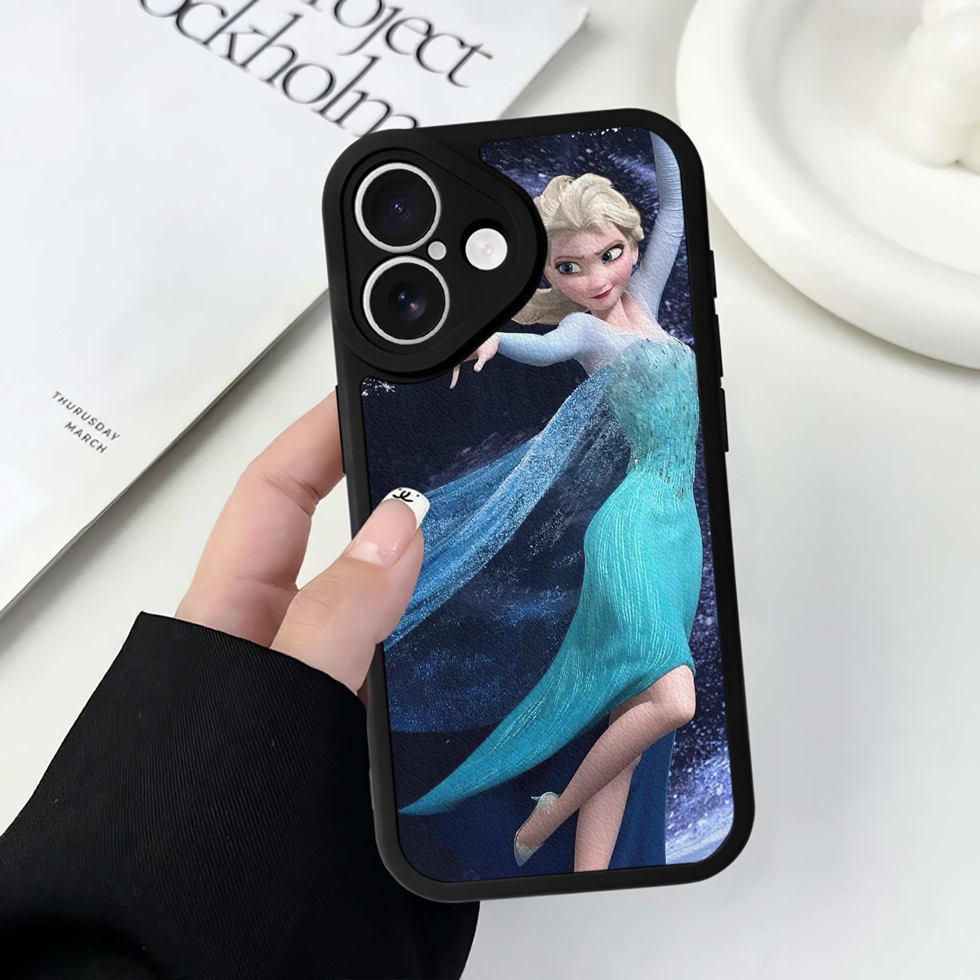 （画像用） アナと雪の女王 アンナ エルサ Frozen Anna Elsa 【iPhone 16シリーズ対応】シリコンスマホケース（レザー調） 材質：シリコン
